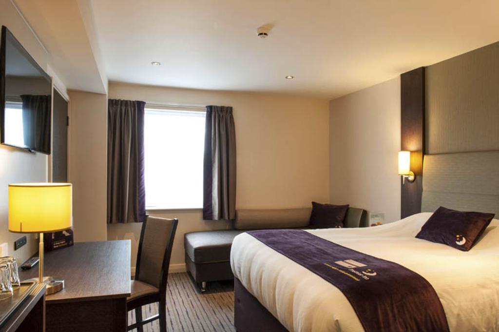 Premier Inn High Wycombe/Beaconsfield Exterior foto