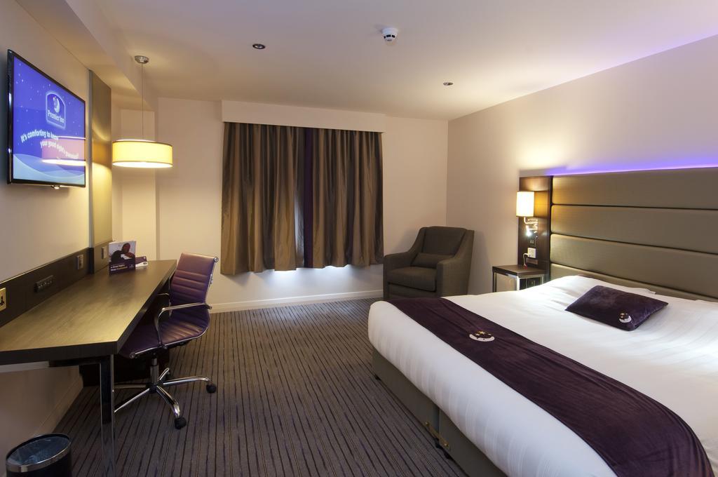 Premier Inn High Wycombe/Beaconsfield Exterior foto