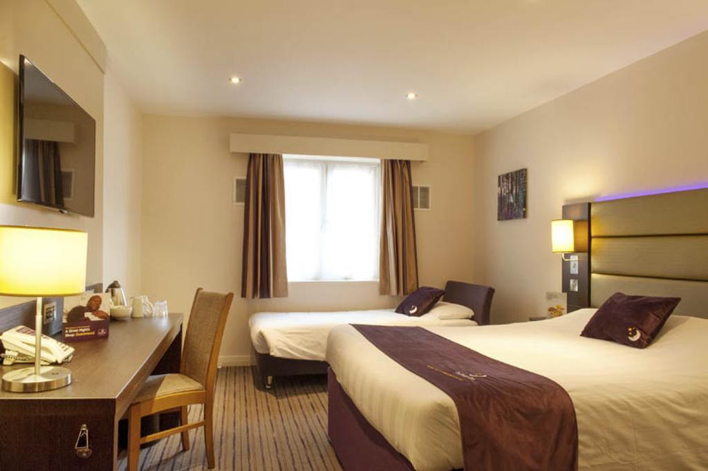 Premier Inn High Wycombe/Beaconsfield Exterior foto