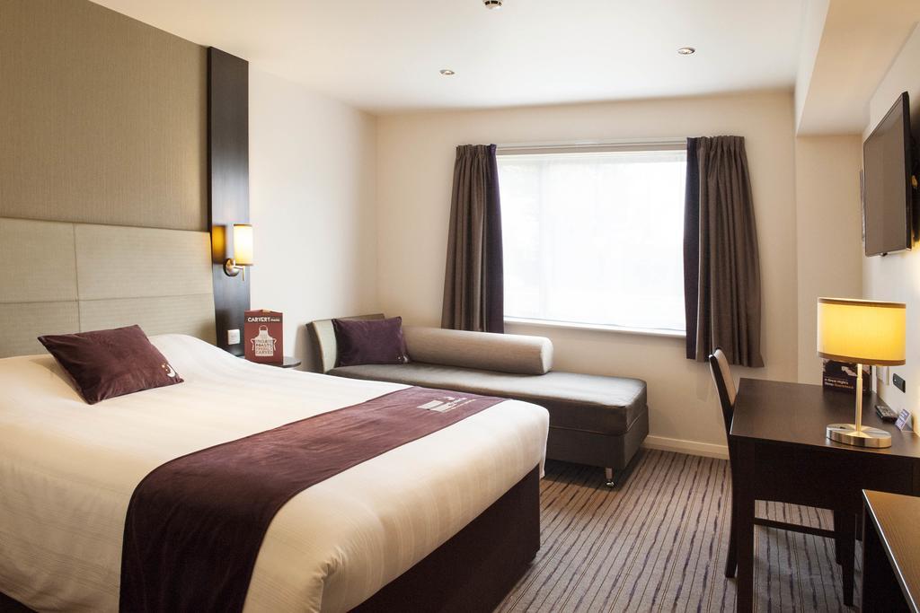 Premier Inn High Wycombe/Beaconsfield Exterior foto