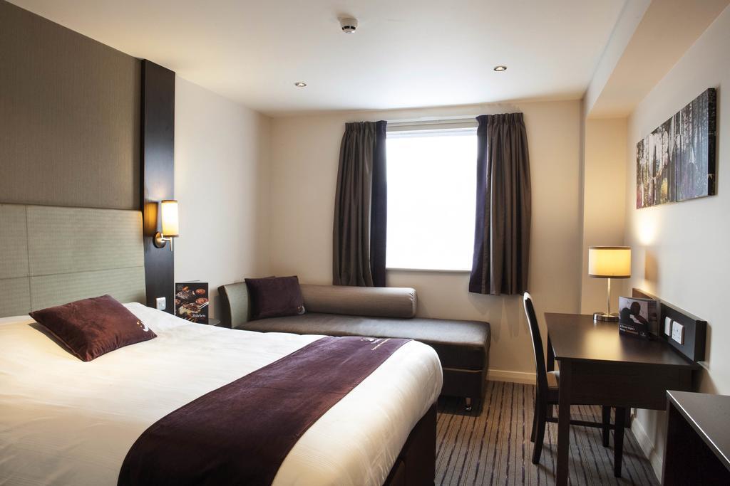 Premier Inn High Wycombe/Beaconsfield Exterior foto