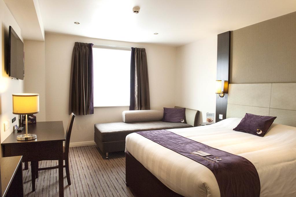Premier Inn High Wycombe/Beaconsfield Exterior foto