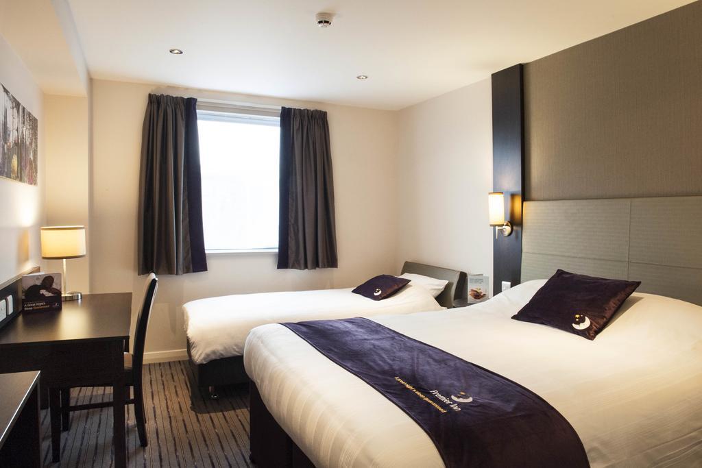 Premier Inn High Wycombe/Beaconsfield Exterior foto