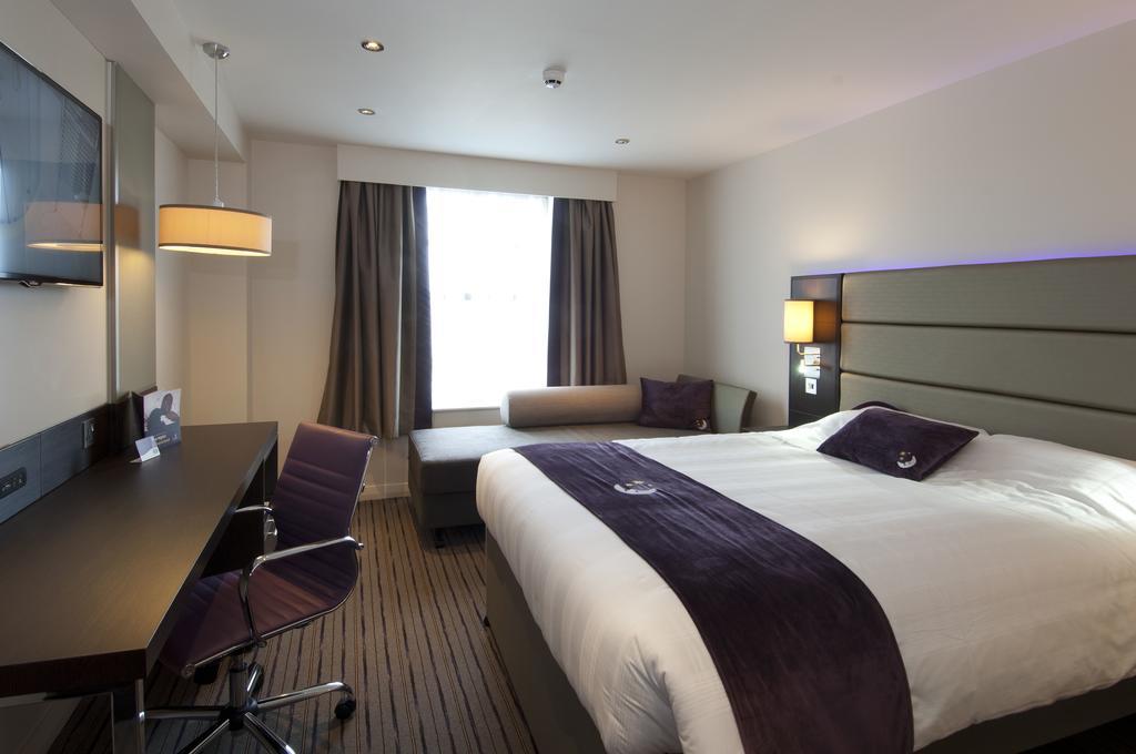 Premier Inn High Wycombe/Beaconsfield Exterior foto