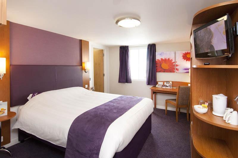 Premier Inn High Wycombe/Beaconsfield Exterior foto