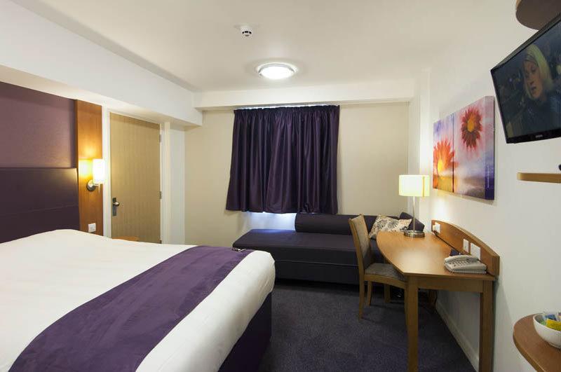 Premier Inn High Wycombe/Beaconsfield Exterior foto